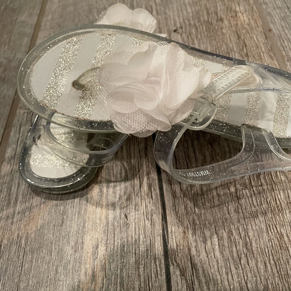 Excellent like new jelly sandals with white flower